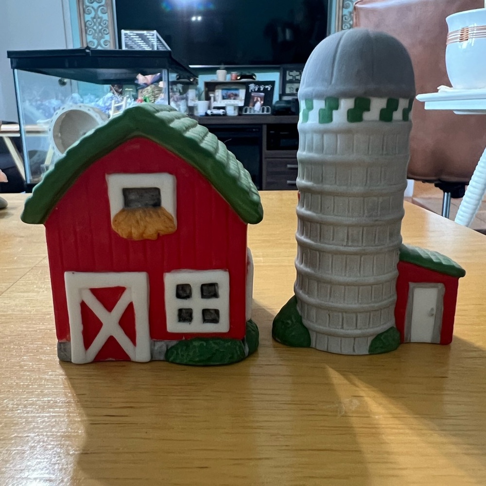 Barn and grain silo salt and pepper set